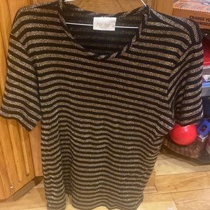 I’m selling this woman’s dress top it’s very beautiful going out for dinner